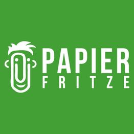Grünes Logo mit weißem Cartoon-Gesicht und Schriftzug "Papier Fritze".