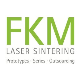 Das Logo zeigt „FKM Laser Sintering“ in Grün und Grau mit den Worten Prototypen, Serien, Outsourcing.