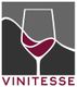 Logo mit stilisiertem Weinglas und rotem Wein, darunter der Schriftzug "Vinitesse" auf grauem Grund.