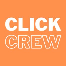 Weiße Schrift "CLICK CREW" auf orangefarbenem Hintergrund.