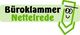 Eine grüne Büroklammer mit Gesicht neben dem Text "Büroklammer Nettelrede" auf grünem Hintergrund.
