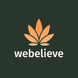 Logo mit orangefarbenem Blatt über dem Text "webelieve" auf dunkelgrünem Hintergrund.