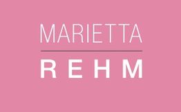 Text "MARIETTA REHM" in Weiß auf rosa Hintergrund.