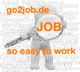 3D-Figur mit Lupe, umgeben von Jobbegriffen. Text: "go2job.de JOB so easy to work" in Orange.