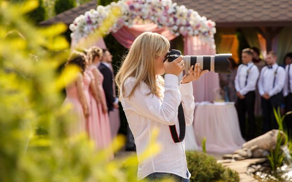 Frau fotografiert auf einer Hochzeit 