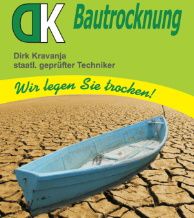 Ein blaues Boot liegt auf rissigem Boden mit dem Schriftzug "DK Bautrocknung".