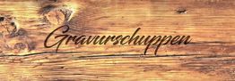 Text "Gravurschuppen" auf Holz im Hintergrund.
