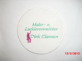 Kreisförmiges Abzeichen mit Aufschrift "Maler- u. Lackierermeister Dirk Classen", Silhouette eines Malers.