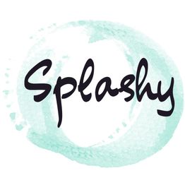 Logo med teksten "Splashy" i sort på en lys turkis penselsstrøg baggrund.