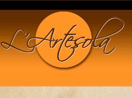 Logo con fondo naranja y texto estilizado "L'Artesola" en el centro.
