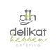 Logo von "delikathessen catering" mit Pfeffermühlen-Symbolen in Grau und Grün.