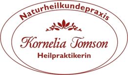 Logo der Naturheilkundepraxis Kornelia Tomson mit floralen Verzierungen in roter Schrift.