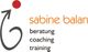 Logo mit Pfeil, rotem Punkt und Text: "Sabine Balan, Beratung, Coaching, Training".