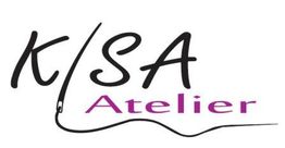 Logo mit Schriftzug "K/SA Atelier" und gezeichneter Nadel und Faden darunter.