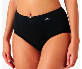 Modelo femenina lleva braga negra de talle alto con pequeño detalle decorativo.