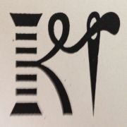 Stilisiertes, dekoratives Design mit Linien und Kurven auf weißem Hintergrund.