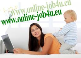 Frau arbeitet am Laptop, während ein Kind auf der Couch sitzt. Text "online-job4u.eu" oben.