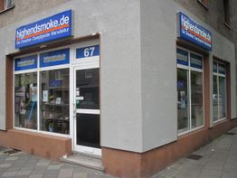 Außenansicht eines Geschäfts mit Schildern "highendsmoke.de" und Adresse Nummer 67.