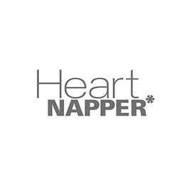 Textlogo "Heart NAPPER*" in grauer Schrift auf weißem Hintergrund.