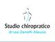 Logo di un studio chiropratico con una silhouette di colonna vertebrale stilizzata e nome del dottore.