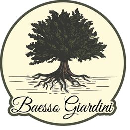 Logo con albero e testo "Baesso Giardini" su sfondo beige cerchiato.
