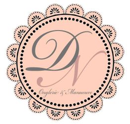 Logo rond beige avec dentelle, lettres "DN" et texte "Onglerie & Manucure".