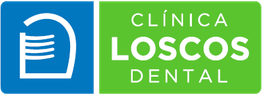 Logotipo de "Clínica Loscos Dental" con fondo azul y verde.
