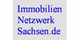 Blauer Schriftzug "Immobilien Netzwerk Sachsen.de" auf grauem Hintergrund.