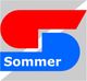 Logo mit rotem und blauem Streifen, darunter steht "Sommer" auf grauem Hintergrund.