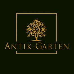 Logo mit einem goldenen Baum und dem Schriftzug "Antik-Garten" auf dunklem Hintergrund.