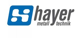 Logo von Hayer Metall Technik, blaues Symbol links neben dem Firmennamen in Grau.