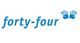 Text "forty-four" mit blauen Handabdrücken daneben auf weißem Hintergrund.