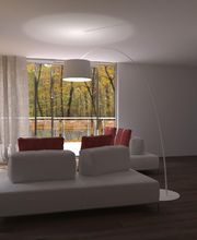 Soggiorno moderno con divani bianchi, grandi finestre e vista su un bosco autunnale.