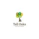 Logo de Tall Oaks English Academy con un árbol verde y un perro debajo.