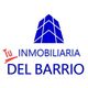 Logo con texto "Tu Inmobiliaria Del Barrio" y diseño azul de edificio estilizado.
