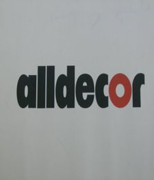 Schwarzer Schriftzug "alldecor" auf weißem Hintergrund, das "o" ist rot.