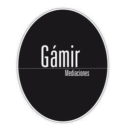 Logotipo ovalado negro con el texto "Gámir Mediaciones" en letras blancas.