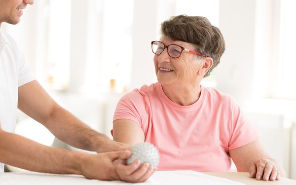 Frau übt mit einem kleinen Ball