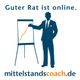 Silhouette eines Mannes zeigt auf ein Flipchart mit Text: "Guter Rat ist online. mittelstandscoach.de".