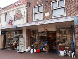Winkelgevel van Jack Ranke met decoratieve objecten voor de ingang.