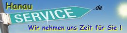 Grünes Service-Schild mit Text "Hanau.de, Wir nehmen uns Zeit für Sie!" vor blauem Himmel.