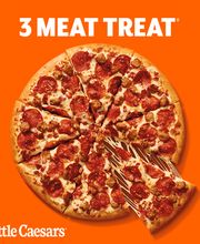 Pizza de pepperoni y salchicha con un trozo separado. Texto: "3 Meat Treat" y "Little Caesars".