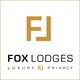 Logo von Fox Lodges mit goldenem "FJ" und Text "Luxury Privacy".