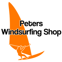 Silhouette eines Windsurfers auf orangefarbenem Segel.