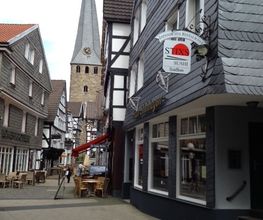 Straßenansicht mit Kirche