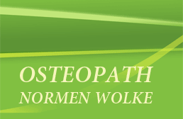 Grüner Hintergrund mit dem Text "Osteopath Normen Wolke" in weißer Schrift.