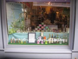 Schaufenster mit L'Occitane-Produkten und französischen Spezialitäten, bunt arrangiert.