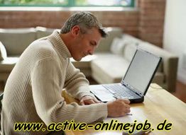 Mann am Laptop schreibt, in einem Wohnzimmer, mit Text "www.active-onlinejob.de" darunter.