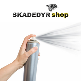 Hånd holder en spraydåse. Ovenfor står "SKADEDYRshop" med et billede af en hveps.
