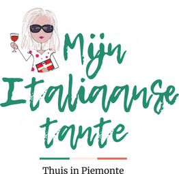 Mijn Italiaanse tante" logo met vrouw, zonnebril en glas wijn; tekst "Thuis in Piemonte".